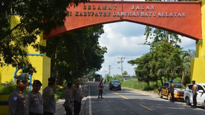 arus_lalin_di_perbatasan_polres_labusel_aman_dan_lancar