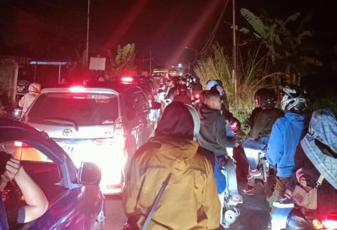 arus_lalulintas_dari_sidamanik_menuju_siantar_macet_total