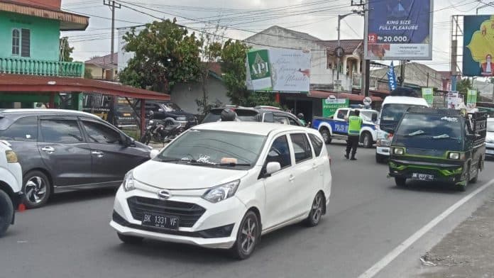 arus_lalulintas_padat_merayap_di_simpang_dua_siantar_ini_permintaan_petugas_berkeringat