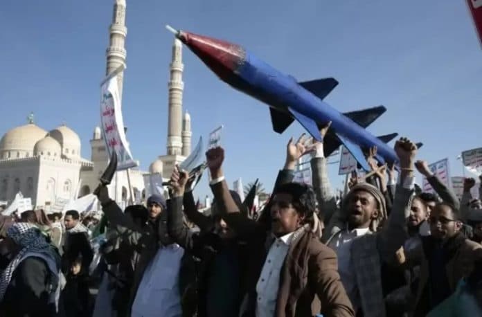 as_terus_gempur_milisi_houthi_pasca_kapal_inggris_ditembak