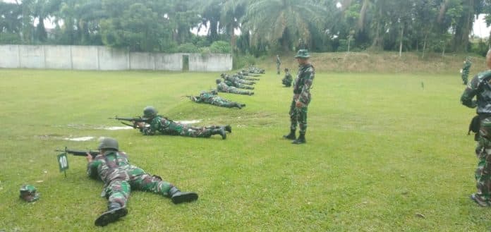 asah_kemampuan_prajurit_korem_022pantai_timur_latihan_menembak