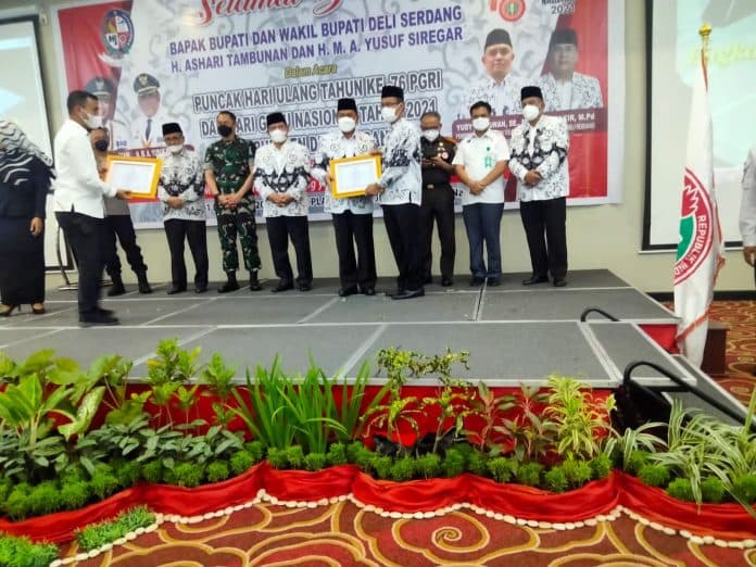 ashari_tambunan_guru_diharapkan_menanamkan_inovasi_kepada_generasi_muda