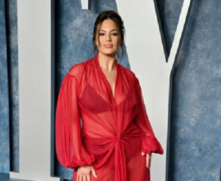 ashley_graham_dinobatkan_wanita_terseksi_di_dunia_2023