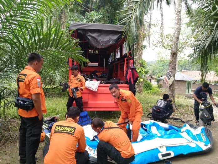 asik_swafoto_dua_remaja_hanyut_di_sungai_buaya