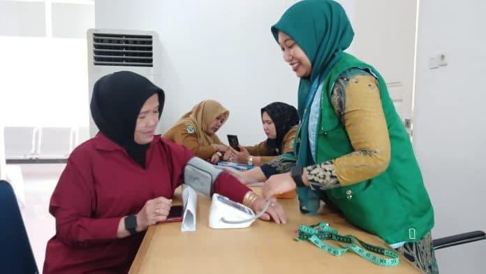 asn_di_kantor_gubernur_sumut_dapat_pelayanan_kesehatan_gratis_dari_rsu_haji_medan