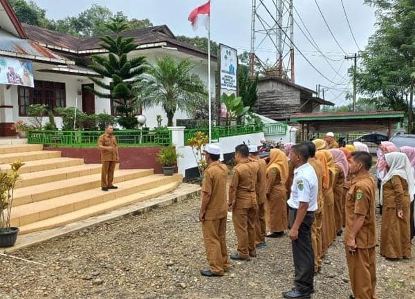 asn_kecamatan_angkola_barat_diminta_tingkatkan_kualitas_pelayanan_pasca_libur