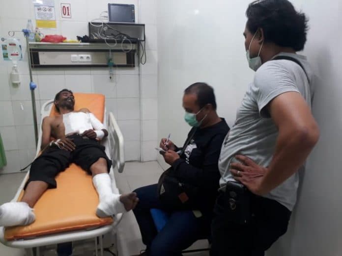 asn_kesetrum_saat_ganti_lampu_jalan_di_medan_timur