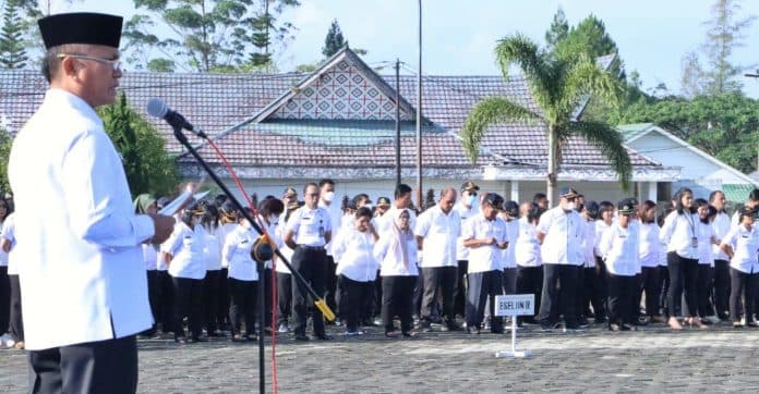 asn_pemkab_simalungun_gelar_apel_gabungan_ini_pesan_bupati
