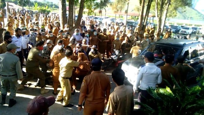 asn_roboh_saat_ikuti_apel_pagi_di_kantor_bupati_samosir