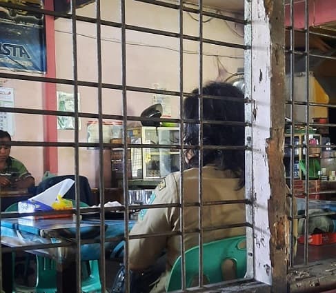 asn_santai_nikmati_sarapan_di_hari_pertama_kerja_pasca_lebaran