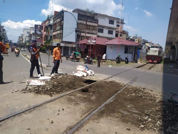 aspal_amblas_jalur_kereta_api_tujuan_siantar_medan_terganggu