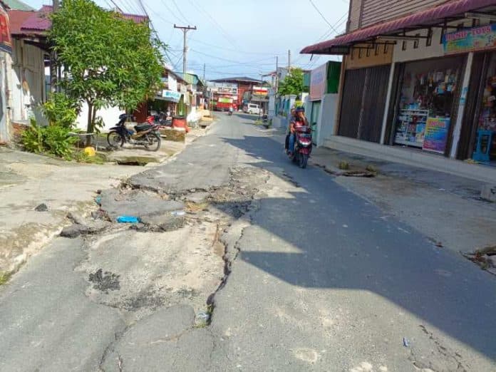 aspal_terkelupas_di_jalan_viyata_yudha_bahayakan_pengendara