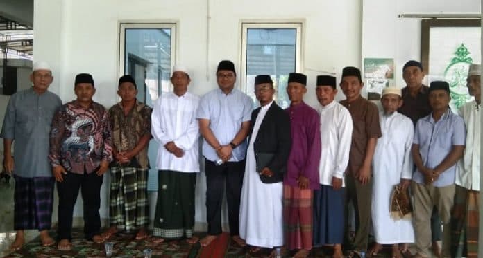 asri_ludin_tambunan_bantu_plafon_masjid_al_barokah_desa_telagasari