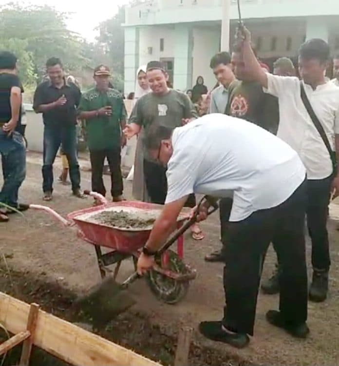 asri_ludin_tambunan_bersama_warga_cor_bahu_jalan_amri_tambunan_di_sunggal