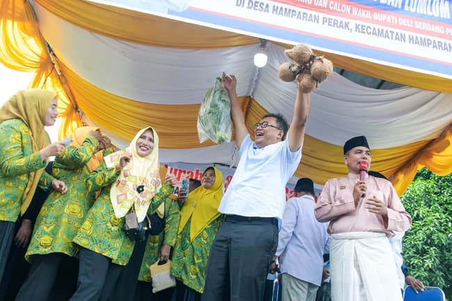 asri_ludin_tambunan_dapat_buah_tangan_hasil_pertanian_di_hamparan_perak
