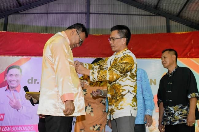 asri_ludin_tambunan_dinobatkan_jadi_tokoh_kehormatan_etnis_tionghoa