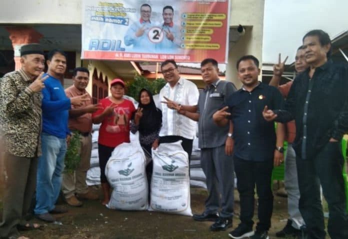 asri_ludin_tambunan_serahkan_bantuan_pupuk_kepada_gapoktan_tanjung_morawa_b