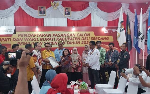 asri_tambunan_lom_lom_suwondo_naik_delman_ke_kpu_deli_serdang