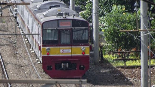 asyik_ngobrol_di_peron_pria_di_serpong_tewas_tertabrak_krl