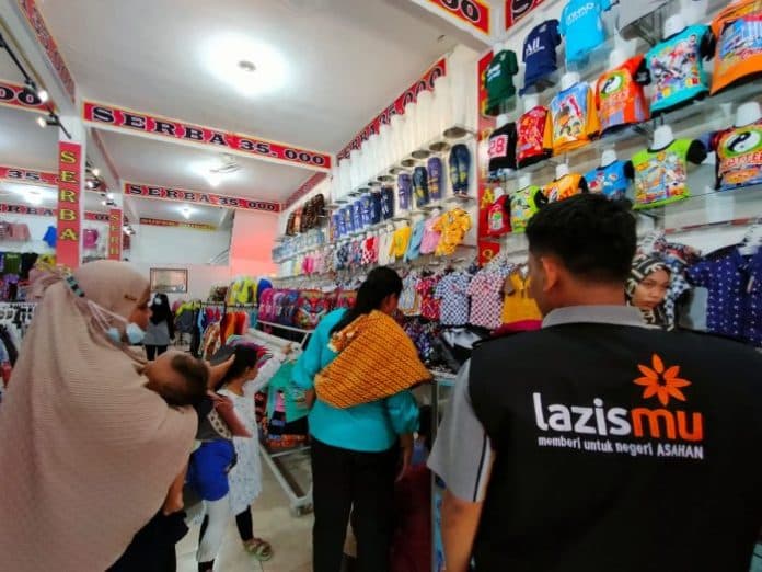 asyik_orang_tua_korban_kebakaran_di_kisaran_ditraktir_beli_baju_lebaran