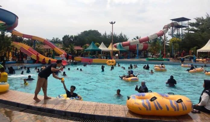 asyiknya_habiskan_waktu_libur_di_taman_wisata_air_singapore_land_batu_bara