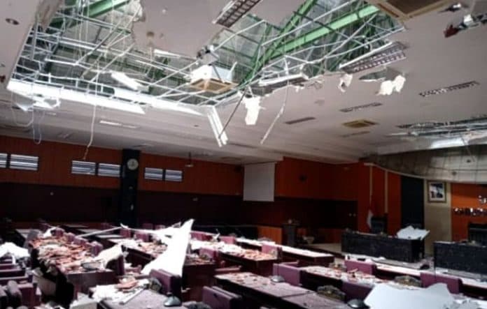 atap_gedung_dprd_blitar_ambrol_diguncang_gempa_malang