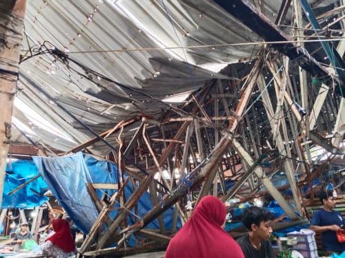 atap_gedung_pasar_ambruk_pd_phj_siantar_akan_relokasi_para_pedagang