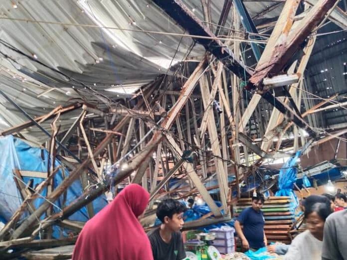 atap_pasar_dwikora_siantar_yang_ambruk_tak_kunjung_diperbaiki