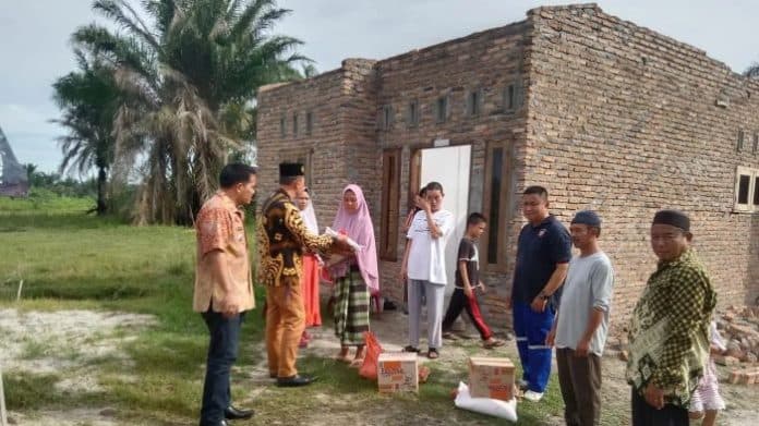 atap_rumah_warga_di_pantai_labu_diterpa_angin_puting_beliung