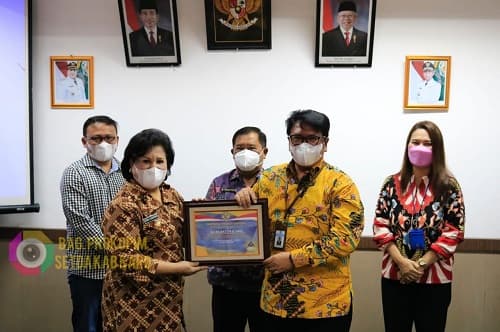 atas_capaian_opini_wtp_pemkab_karo_terima_pengharagaan_dari_menkeu