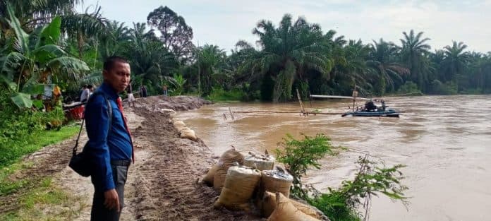 atasi_abrasi_tanggul_sungai_dalu_dalu_pemkab_batu_bara_susun_rencana
