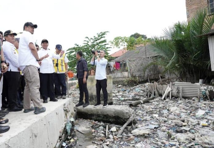 atasi_kemiskinan_ekstrem_bobby_nasution_dan_menko_pmk_tinjau_belawan_bahari