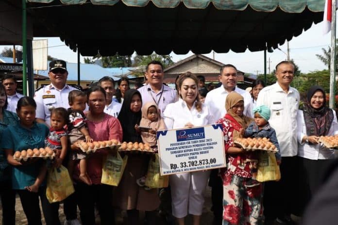 atasi_stunting_bupati_pakpak_bharat_bagikan_pangan_kepada_warga