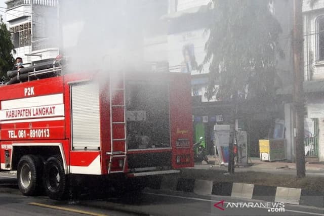 atasi_wabah_covid_19_langkat_semprotkan_10_ton_cairan_anti_kuman