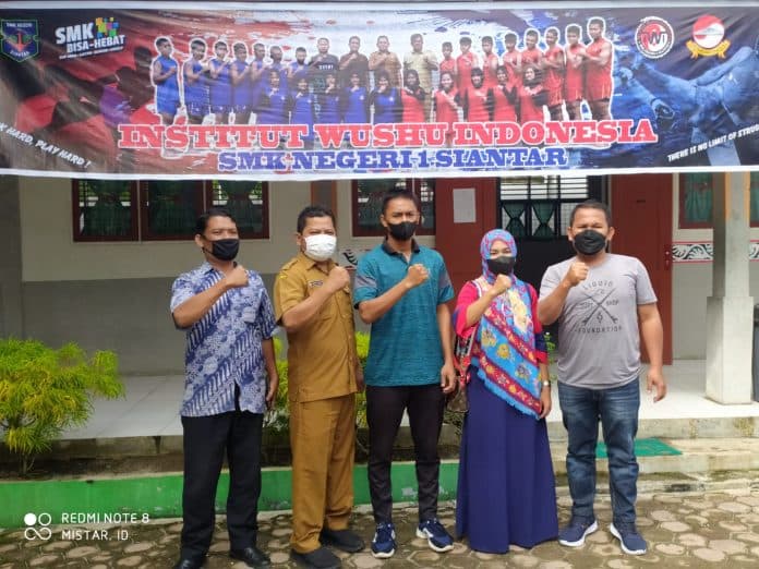 atlet_sasana_iwi_smkn_1_siantar_raih_emas_selekda_kejurnas_wushu_sanda_junior_2021