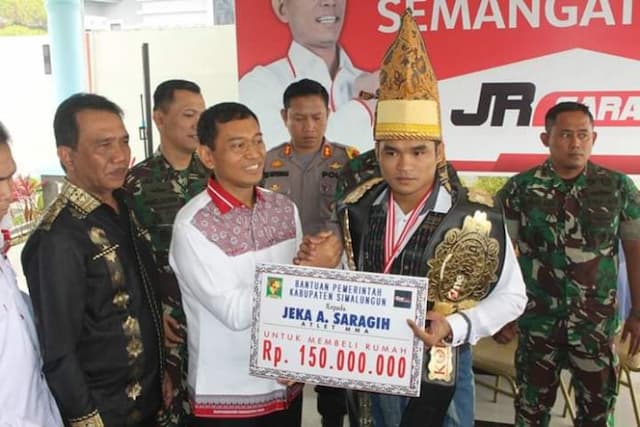 atlit_mma_jeka_saragih_dapat_bantuan_dari_bupati_simalungun