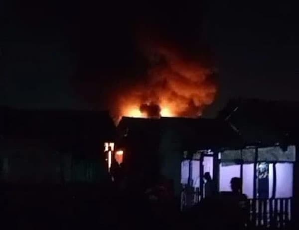 aula_dijadikan_tempat_penyimpanan_bbm_curian_di_bagan_deli_terbakar
