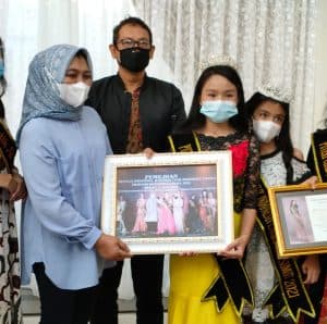 aura_mohon_doa_warga_sumut_di_ajang_pemilihan_putri_cilik_indonesia_2021
