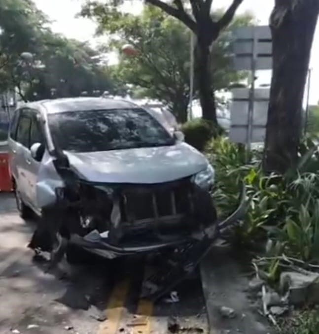 avanza_tabrak_halte_di_citraland_medan_estate