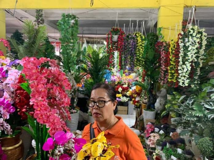 awal_desember_omzet_pedagang_bunga_artificial_pernak_pernik_natal_mulai_meningkat