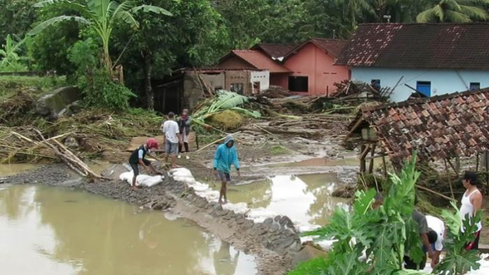 awas_banjir_dan_longsor_akibat_fenomena_la_nina