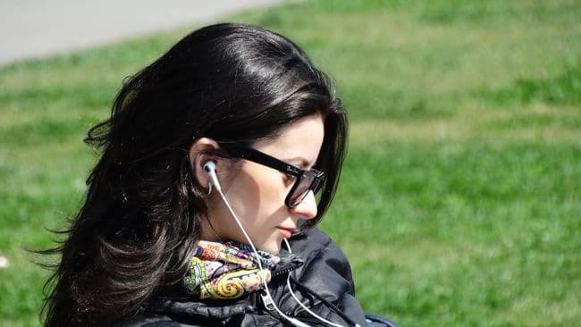 awas_tuli_mendadak_ini_bahaya_terlalu_sering_pakai_earphone
