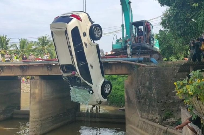 ayah_dan_3_anaknya_tewas_setelah_pajero_terjun_ke_sungai