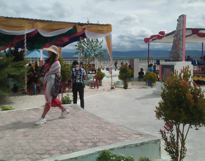 babak_penyisihan_fashion_show_di_pasir_putih_parparean_porsea_akhirnya_dilanjutkan