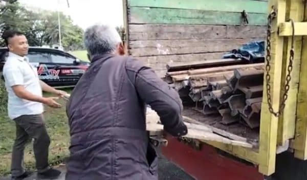 babinsa_amankan_50_batang_besi_rel_ka_di_asahan_2_pelaku_diamankan