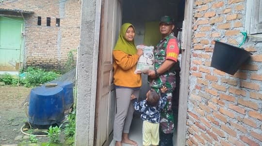 babinsa_koramil_talun_kenas_bagikan_beras_ke_warga_kurang_mampu