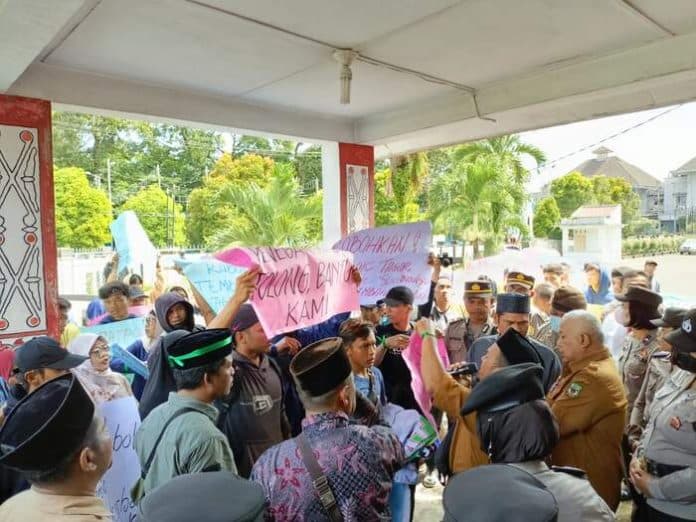 bacaleg_pdip_bangun_tembok_di_area_das_masyarakat_sidomulyo_protes_dan_demo_ke_dprd