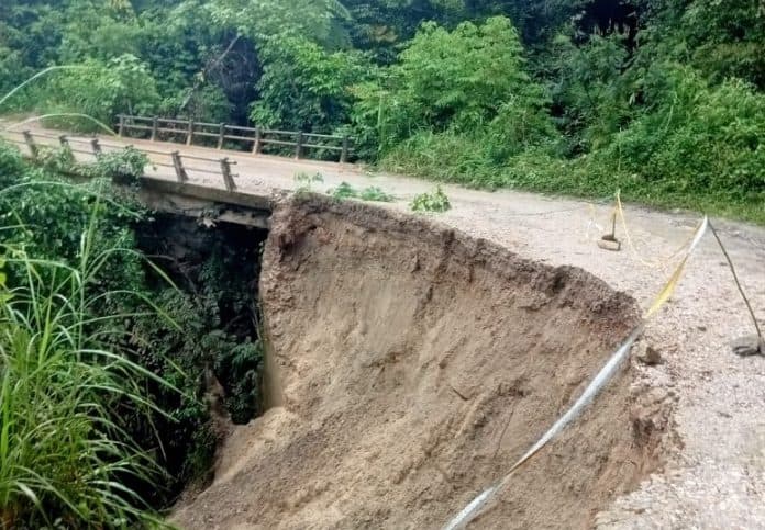 badan_jalan_amblas_dan_jembatan_terancam_rubuh_4_desa_terisolasi_di_sinehi_dairi