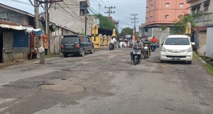 badan_jalan_di_sibolga_banyak_yang_rusak_6_bulan_belum_ada_perbaikan