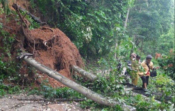 badan_jalan_longsor_dan_putus_total_ribuan_kk_di_tiga_desa_kecamatan_tanah_pinem_dairi_terisolasi